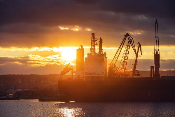 Pôr-do-sol colorido sobre o porto marítimo e guindastes industriais, Varna, Bulgária — Fotografia de Stock