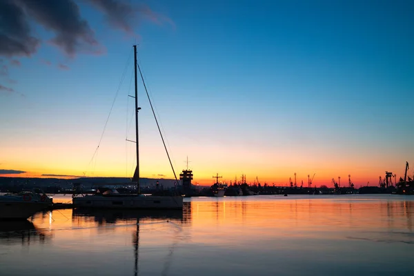 Puerto de yates y hermosa puesta de sol sobre Varna, Bulgaria. Puerto de velero, muchos hermosos yates de vela amarrados en el mar — Foto de Stock