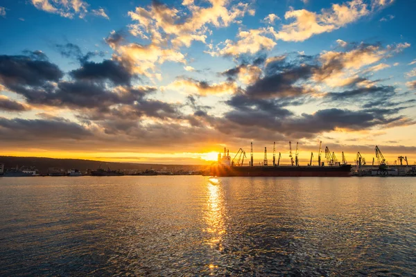 Kleurrijke zonsondergang over zeehaven en industriële kranen, Varna, Bulgarije — Stockfoto