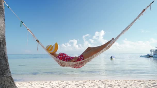 熱帯の島のビーチでハンモックでリラックスする女の子 プンタカナ ドミニカ共和国 での夏休み — ストック動画
