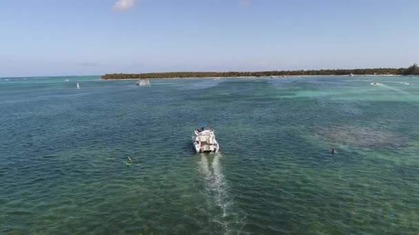 Veleiro Vela Surfar Catamarã Águas Turquesa Mar Caribe Perto Praia — Vídeo de Stock