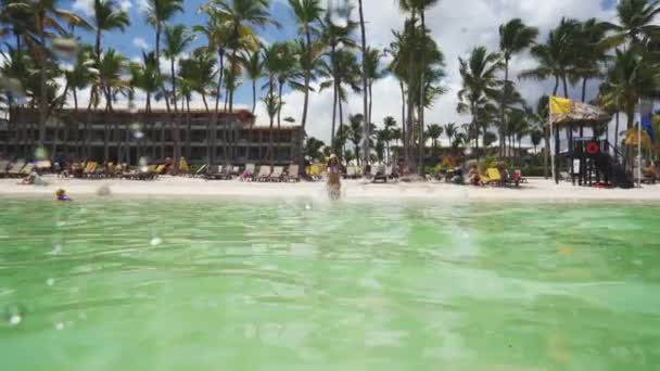 Lycklig Kvinna Stranden Karibiska Havet Punta Cana Dominikanska Republiken Sommarlov — Stockvideo