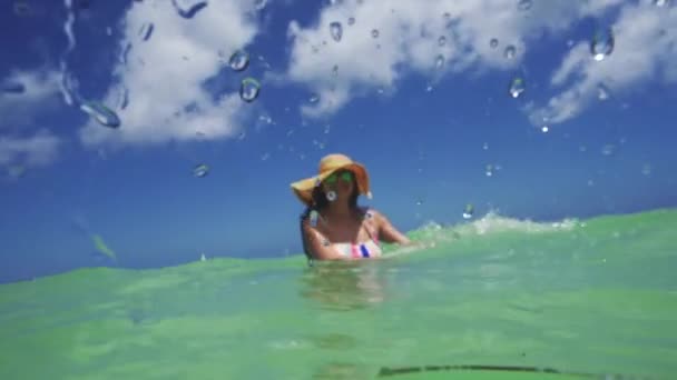 Gelukkige Vrouw Caribische Zee Punta Cana Dominicaanse Republiek Zomervakantie Volg — Stockvideo