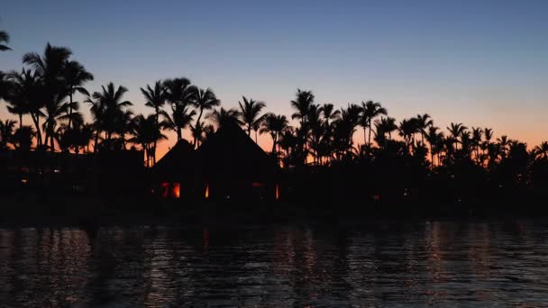日落时分的热带海滩 浪漫的夜晚 海水上发光的灯光 — 图库视频影像