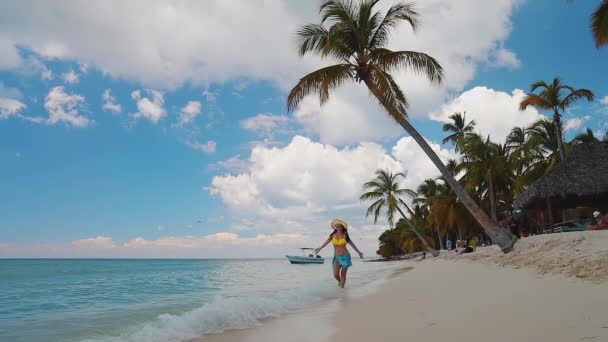 エキゾチックな島のビーチで帽子をかぶった女の子 ドミニカ共和国とカリブ海の島々での夏休み — ストック動画