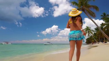 Mutlu kaygısız kadın Karayip adalarında yaz tatili zevk. Punta Cana, Dominik Cumhuriyeti