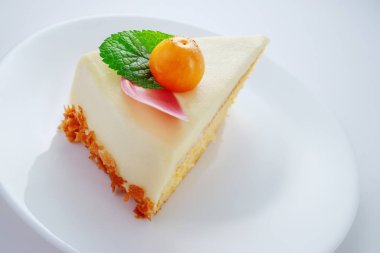 Physalis meyve, krema, fındık ve mus ile Çikolatalı kek