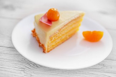 Fıstıklı, meyveli, kremalı, fındıklı çikolatalı pasta.