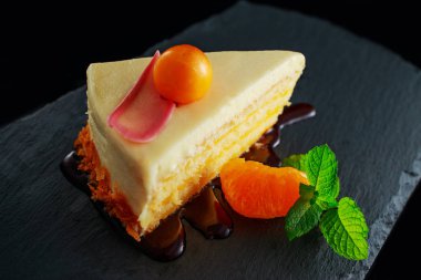 Physalis meyve, krema, fındık ve nane ile Çikolatalı kek