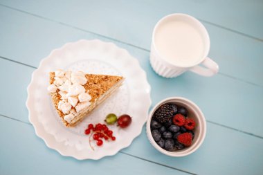 Makarna, çikolata, süt kreması, fındık ve taze kek parçası