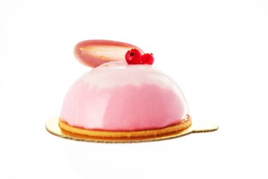 Çilek püresi, krema ve taze meyve ile Mus kek