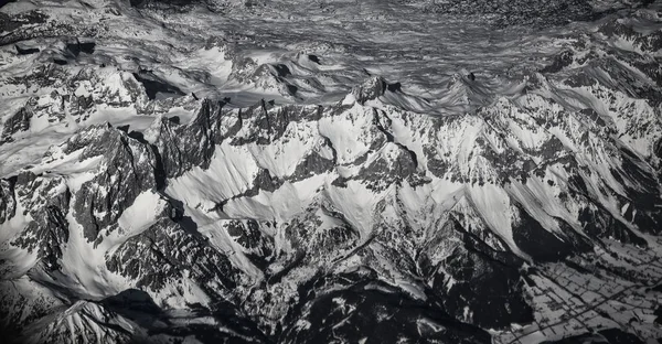 Antenne VEW van het vliegtuig in de Alpen onder de sneeuw — Stockfoto