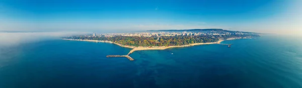 Varna, Bulgaria paesaggio urbano, veduta aerea drone sopra lo skyline della città — Foto Stock