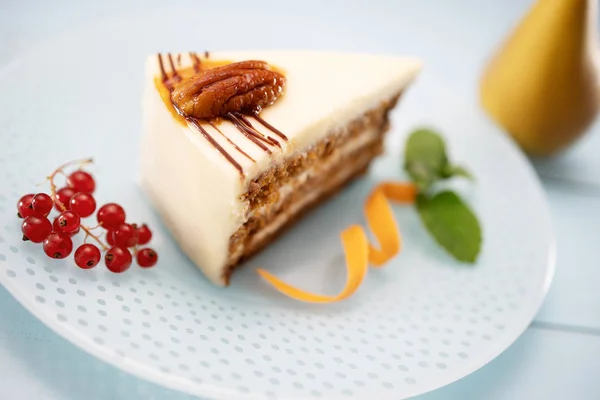 Mrkev kus dortu s mléčnou smetanou, mrkví a ořechy izolované — Stock fotografie