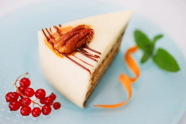 Peça de bolo com chocolate, creme de leite, cenouras e nozes close-up — Fotografia de Stock