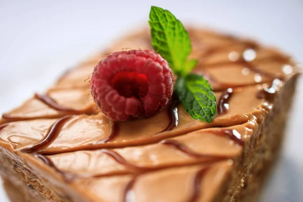 Кусок торта с орехами, шоколадом, печеньем и карамельным кремом — стоковое фото