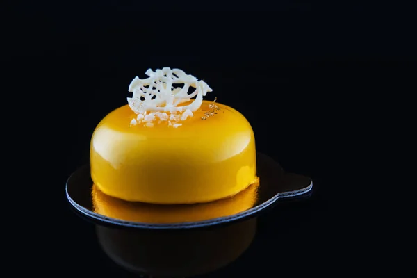 Mousse cake with mango puree, cream and fresh fruits on black background — Stock Photo, Image