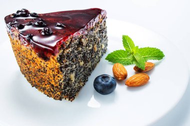 Berry meyve, chia tahıl ve fındık izole ile Kek