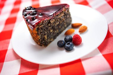 Bir tabakta izole berry meyve, chia tahıl ve fındık ile Kek