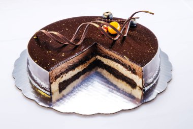 Beyaz arka planda dekorasyon ve meyve ile Çikolatalı kek