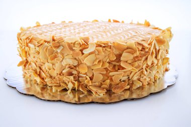 Fıstıklı pasta, ceviz, çikolata ve karamel kremalı izole edilmiş.