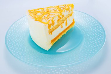 Mango püresi ve krema ile Mus kek