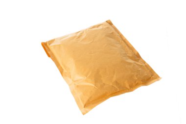 Beyaz arkaplanda izole edilmiş küçük kağıt post paketi