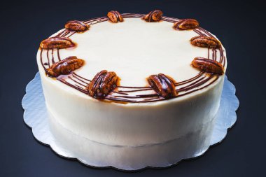 Çikolatalı kek, sütlü krema, havuç ve fındıklı.