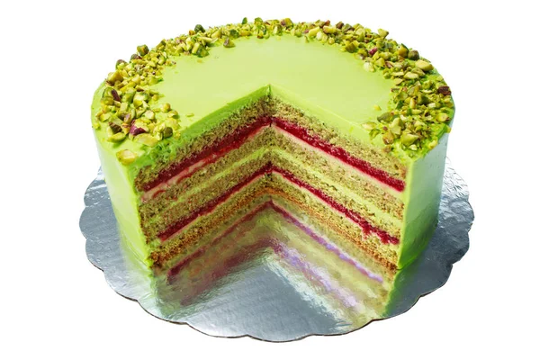 Torta con crema fruttata e pistacchio decorato con noci, isolato — Foto Stock