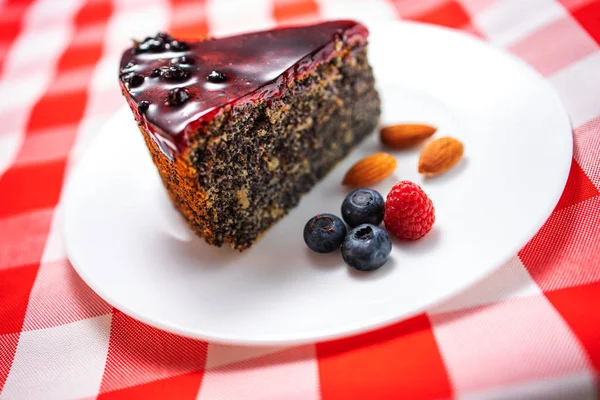 Bir tabakta izole berry meyve, chia tahıl ve fındık ile Kek