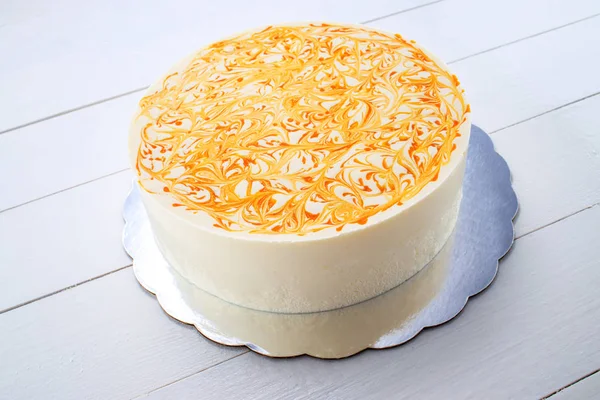 Pastel de mousse con puré de mango y crema —  Fotos de Stock