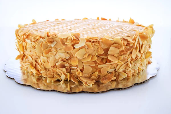 Fıstıklı pasta, ceviz, çikolata ve karamel kremalı izole edilmiş.