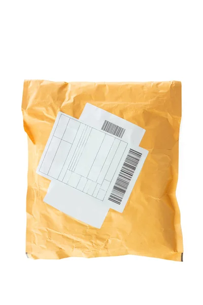 Pequeno pacote de papel post isolado no fundo branco — Fotografia de Stock