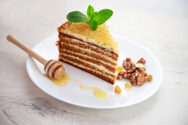 用蜂蜜、米黄色奶油、黄金珍珠和薄荷制成的蛋糕 — 图库照片