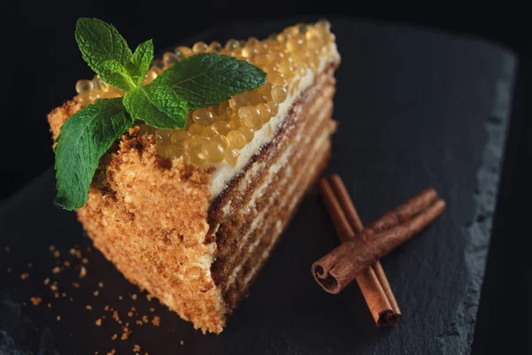 Pastel de miel con perlas doradas y hoja de menta y canela —  Fotos de Stock