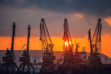 Günbatımı üzerinde liman ve endüstriyel Vinçler, Varna