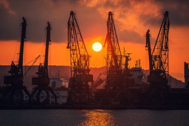 Günbatımı üzerinde liman ve endüstriyel Vinçler, Varna