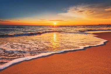 Denizin üzerinde güzel bir gün doğumu