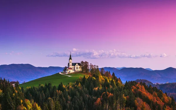 Kyrkan av Saint Leonard står på kullen kyrkan nära byn Crni Vrh. — Stockfoto