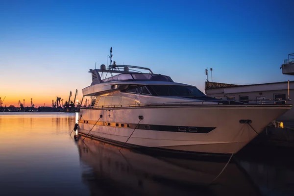 Yacht-kikötő és a gyönyörű naplemente alatt Várna, Bulgária. Vitorlás kikötő, sok szép kikötve a tengeren Vitorlás jachtok. — Stock Fotó