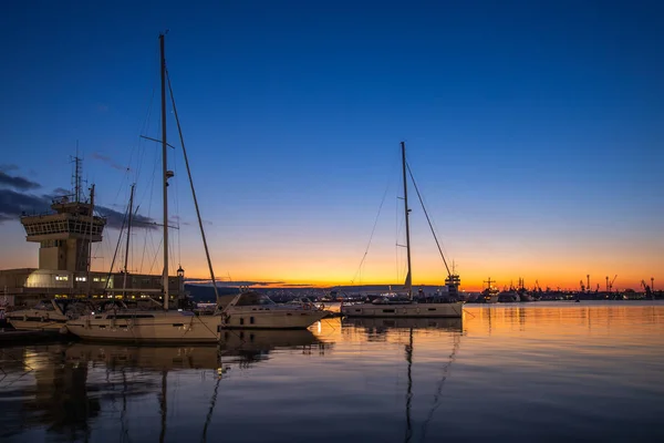 Jachthaven en prachtige zonsondergang over Varna, Bulgarije. Zeilboot harbor, vele mooie afgemeerd zeiljachten in de zee. — Stockfoto