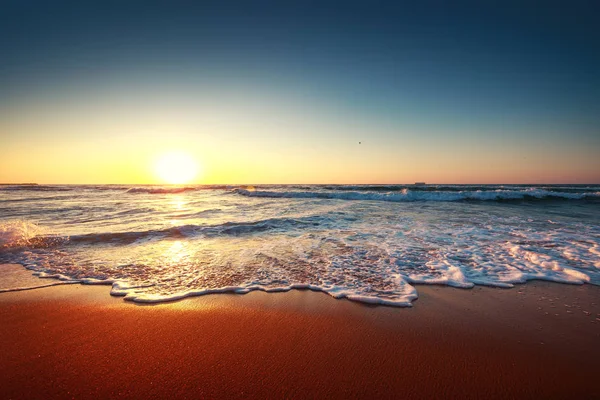 Hermoso amanecer sobre el mar — Foto de Stock