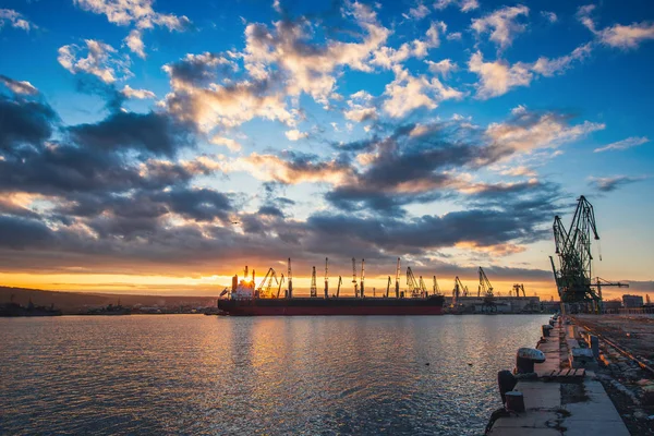 Kolorowy zachód słońca nad port morski i Suwnice przemysłowe, Warna, Bułgaria — Zdjęcie stockowe