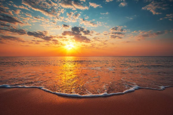 Gyönyörű napfelkelte a tenger felett — Stock Fotó