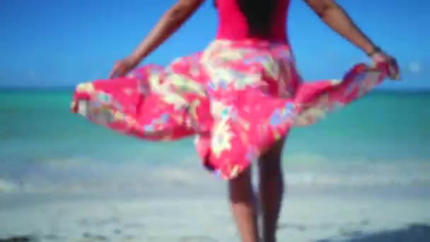 Mujer Feliz Vestido Tropical Disfruta Sus Vacaciones Verano Las Islas — Vídeos de Stock