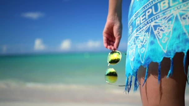 Mujer Joven Despreocupada Relajándose Playa Punta Cana Vacaciones Caribeñas República — Vídeos de Stock