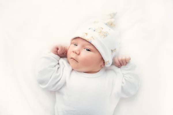 Noworodek uroczy jeden tydzień chłopiec śpi — Zdjęcie stockowe