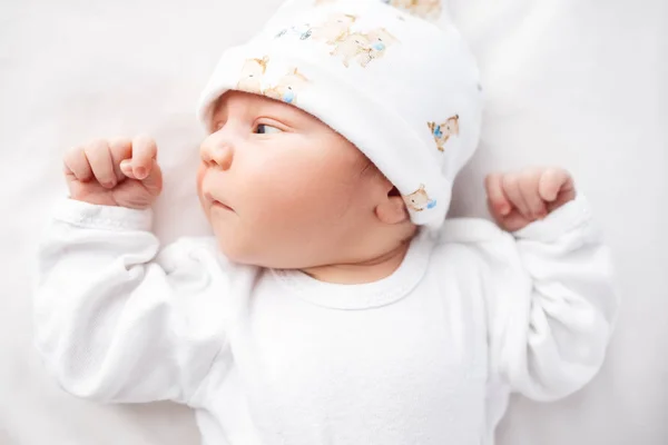 Pasgeboren schattig een week baby jongen slapen — Stockfoto