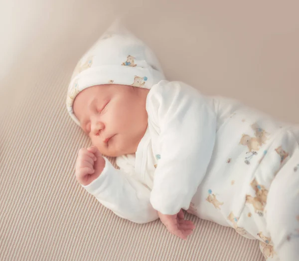 Nyfödd bedårande en vecka baby pojke sover — Stockfoto