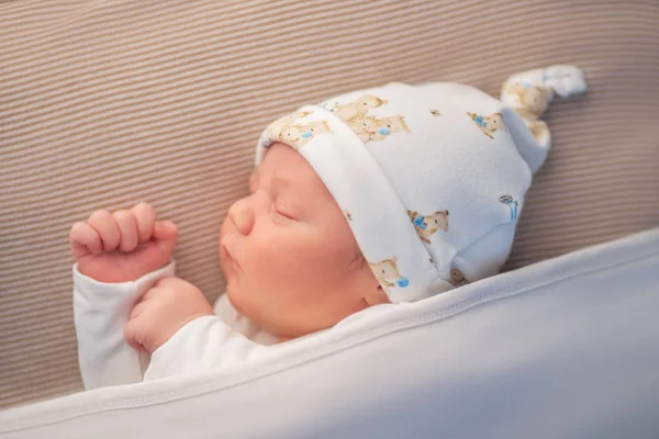 Новорожденный обожаемый недельный мальчик спит — стоковое фото